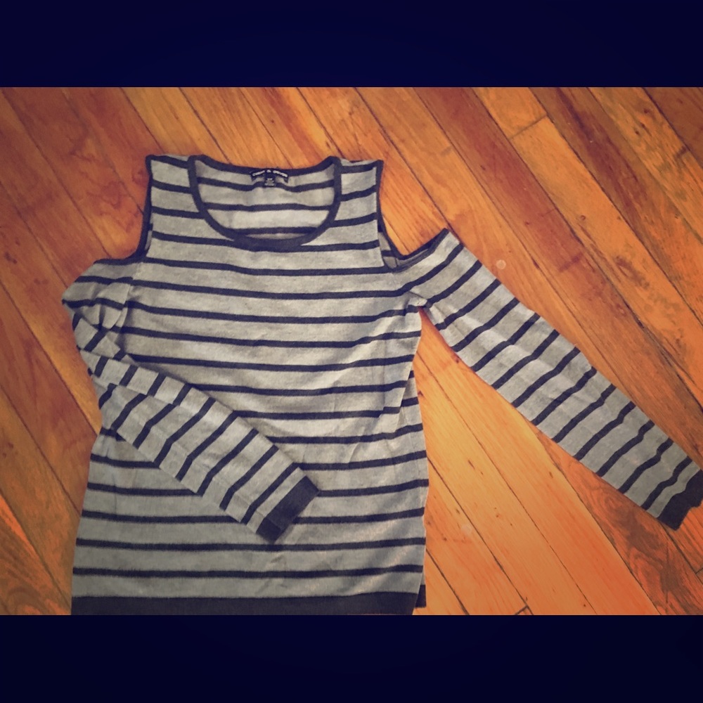 Gray/Dark Gray Cold Shoulder Knit Top